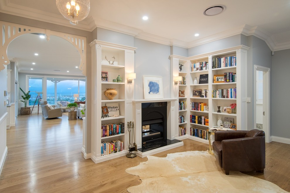 Eckwände für das Wohnzimmer können sowohl zum Aufbewahren von Büchern als auch zum Abstellen verschiedener Kleinigkeiten in den Regalen dienen.