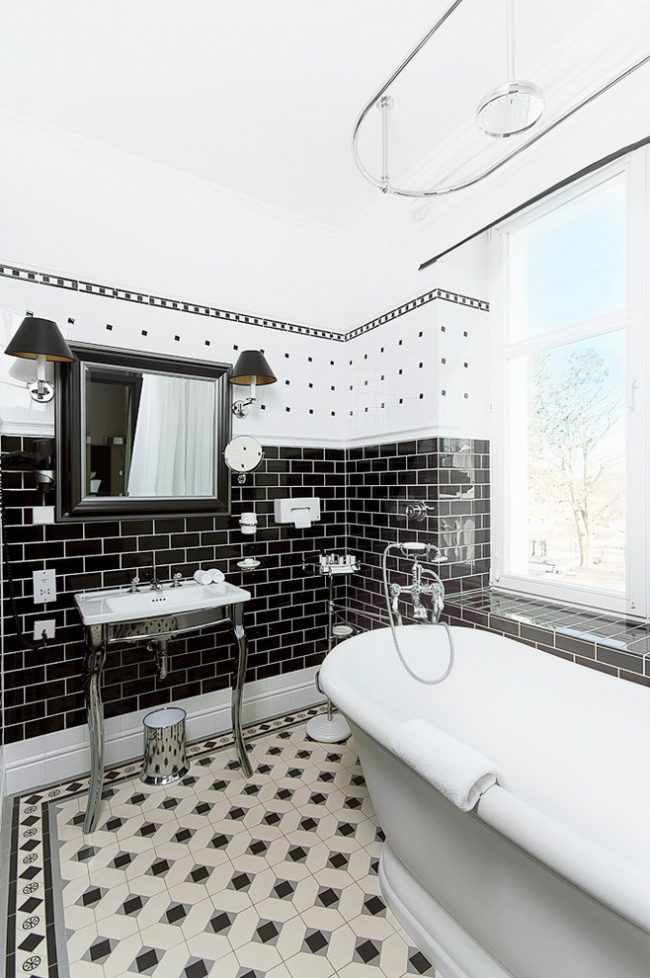 Oválná záclonová tyč na závěsy v interiéru koupelny ve skandinávském stylu