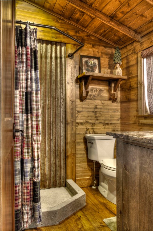 Rohová sprchová kabina s betonovou základnou ve venkovském stylu