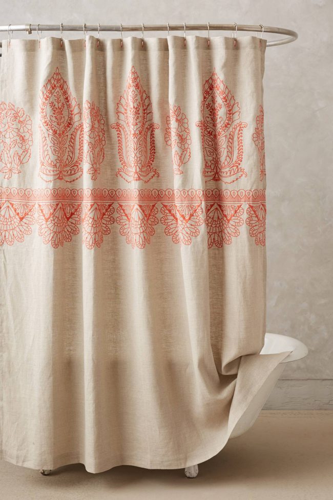 Овален корниз с шикозна завеса ще бъде прекрасен елемент за декора на вашата баня