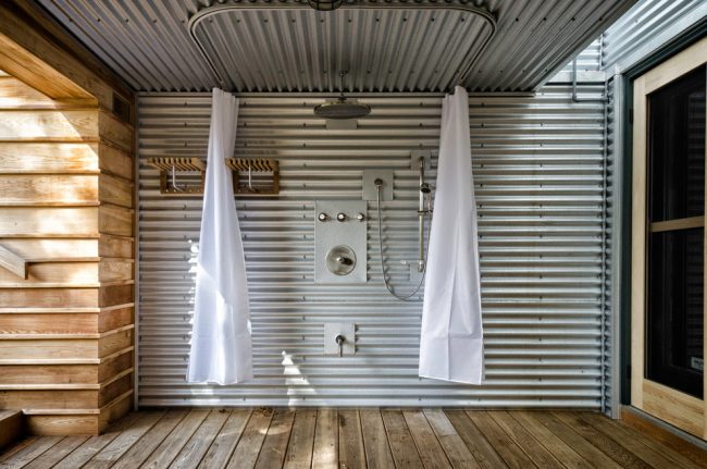 Душ баня в стил таванско помещение с U-образен тавански корниз