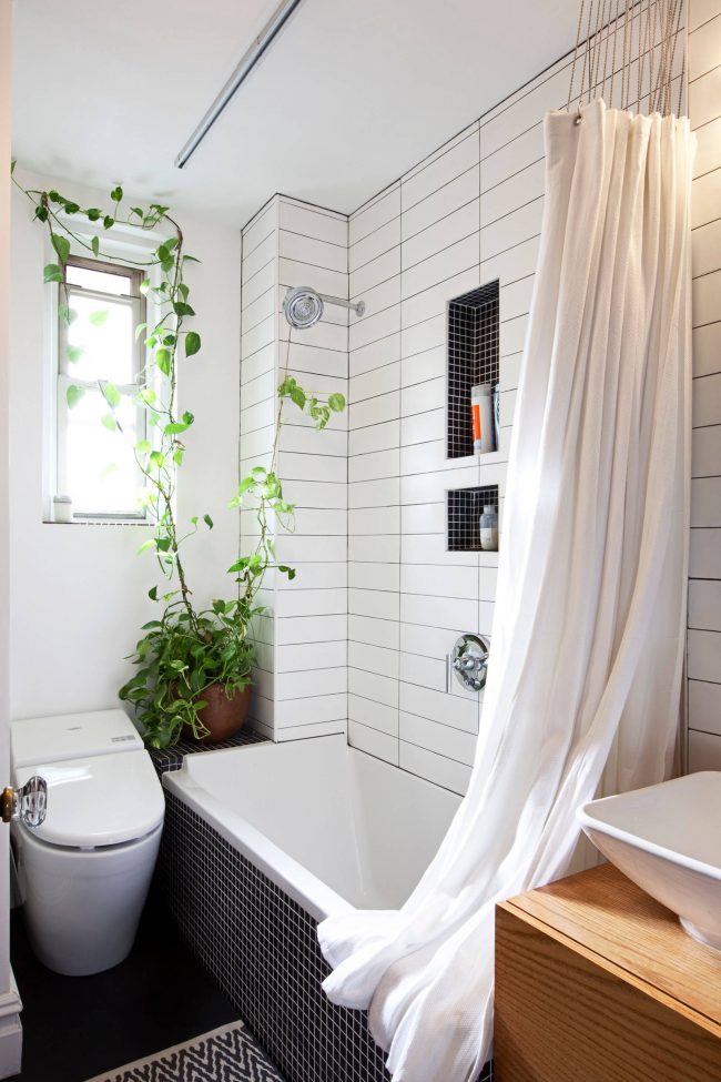 Ъглов профилен корниз в интериора на банята в скандинавски стил