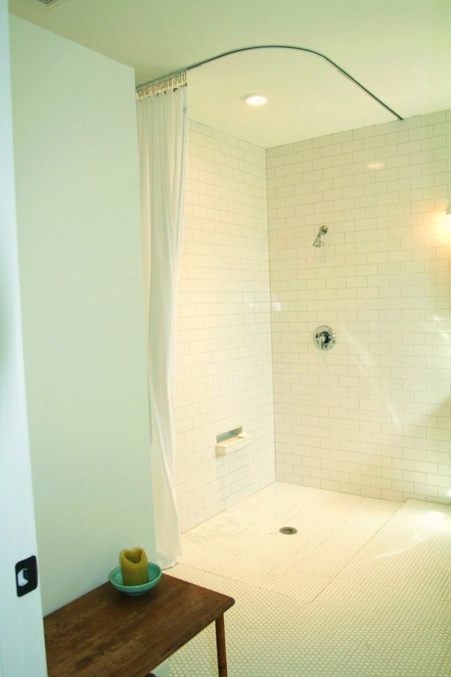 Modernistický sprchový kout s rohovou římsou