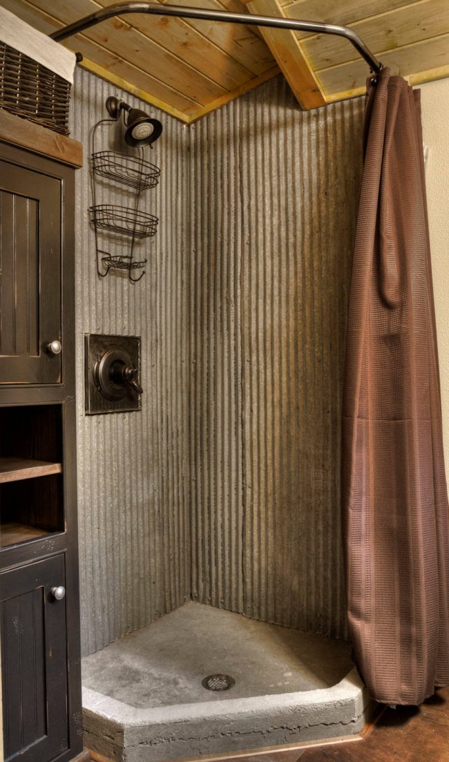 Ъглов корниз за баня: первазът за душ завеса в банята не само предпазва стаята от пръски, но и украсява интериора