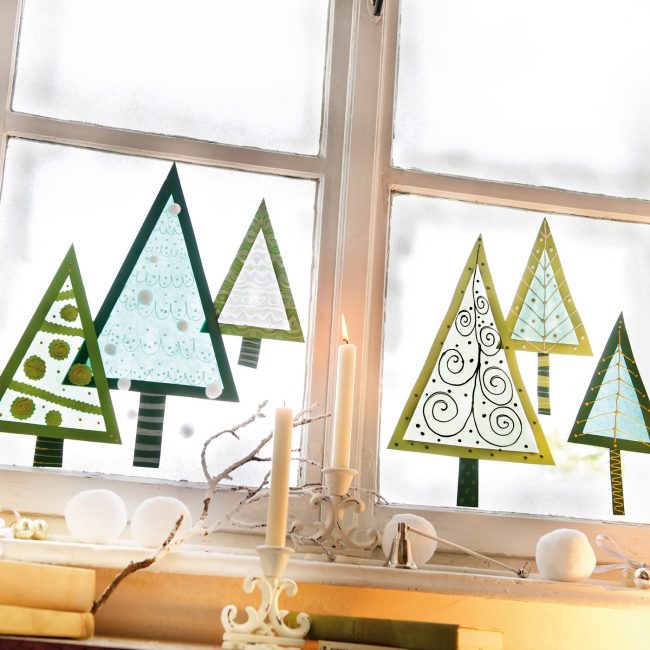 Krásné vánoční stromky z barevného papíru budou skvělou ozdobou vašeho okna
