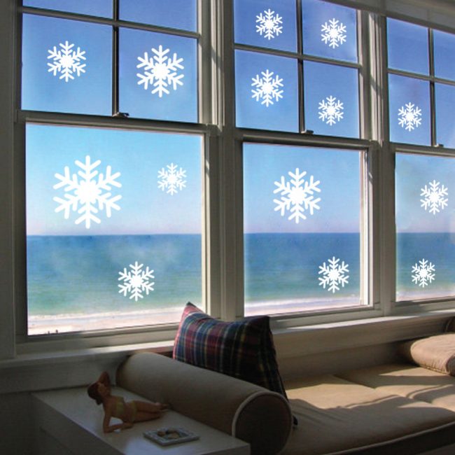 Zdobení oken s vyčnívajícími okny na Nový rok bude zajímavou činností pro každého člena rodiny