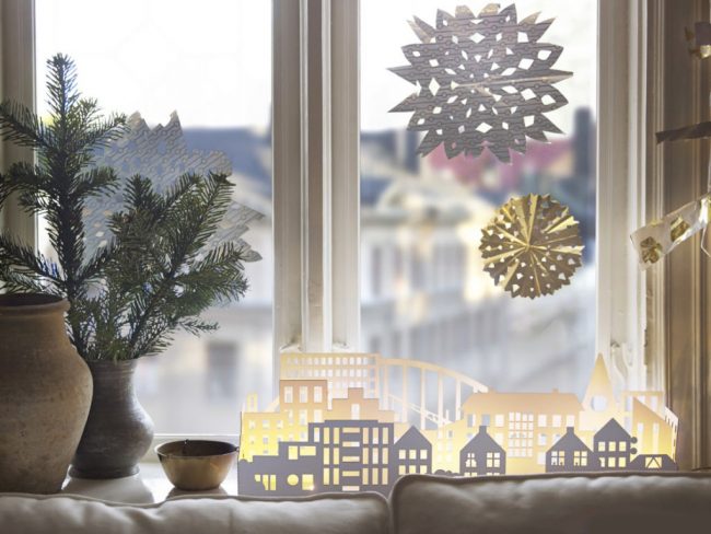 Na Nový rok můžete použít vlastní nápady na výzdobu oken nebo použít internet