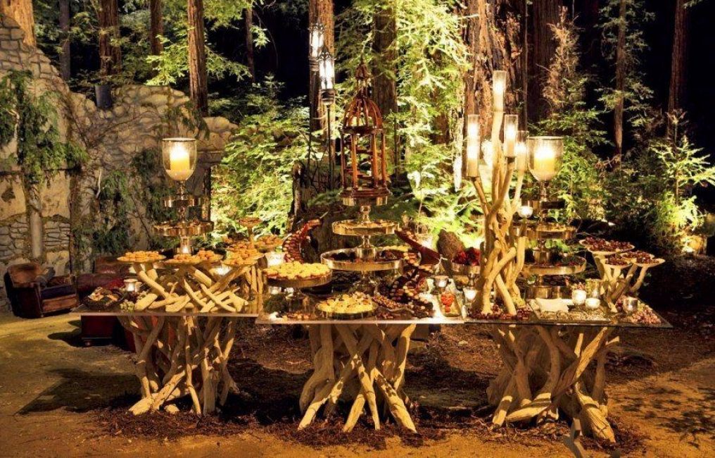 Такава сватба се прави най -добре сред природата, можете дори в гората.