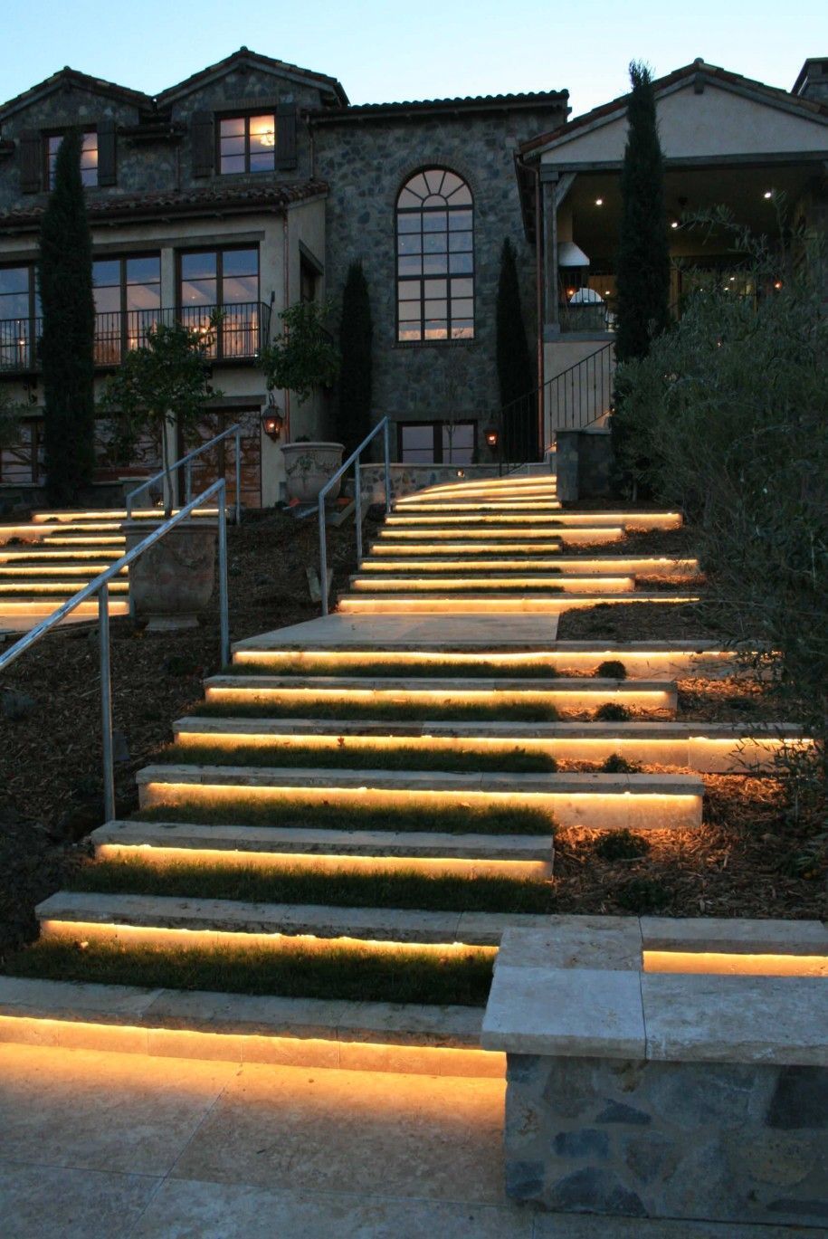 Dekorativní osvětlení schodů LED páskem