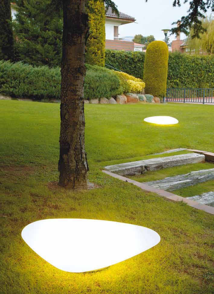 Zahradní lampy vyrobené ve tvaru kamene