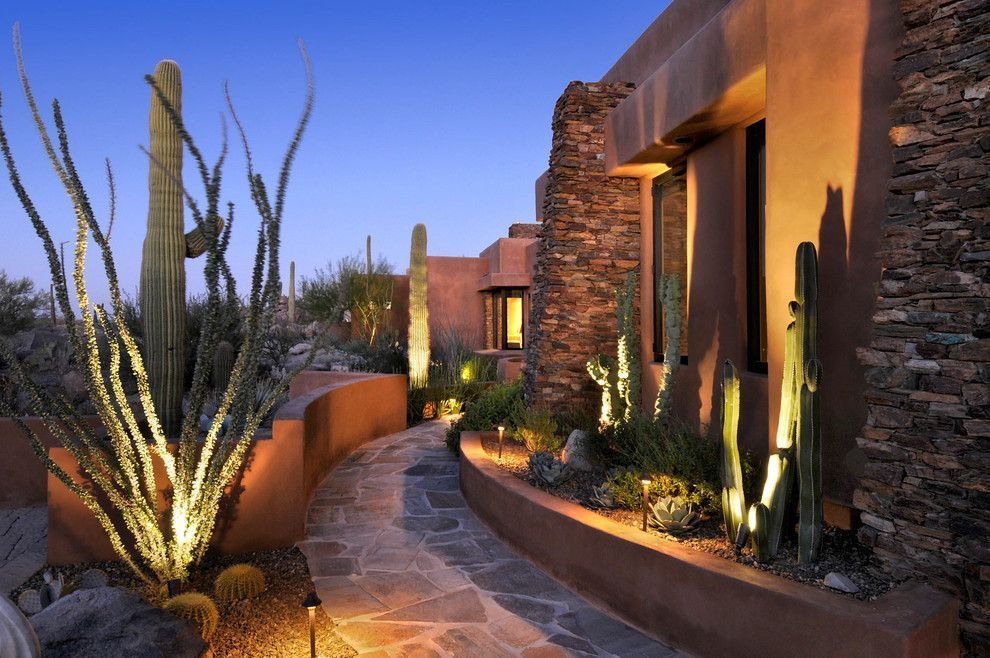 Kombinované osvětlení - lampy, sloupy a zaměřené na kaktusy zvýrazňující lampy