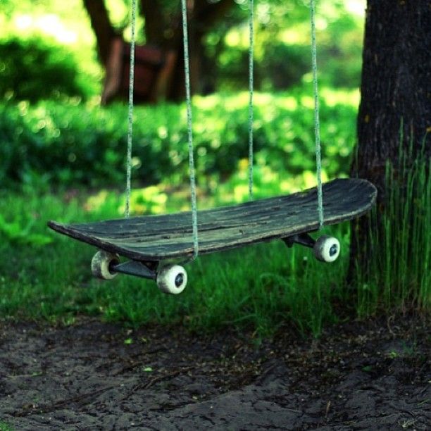Als Schaukelsitz eignet sich auch ein altes Skateboard, da sein Brett sehr stark und langlebig ist.