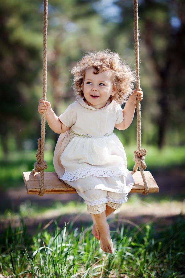 Kinderschaukeln stellen keine besonderen Ansprüche an das Design. Für Kinder ist Bewegung die Hauptsache, und sie kann auch durch ein Seil, das an einem dicken Ast eines Baumes hängt, mit einem Sitzbrett bereitgestellt werden