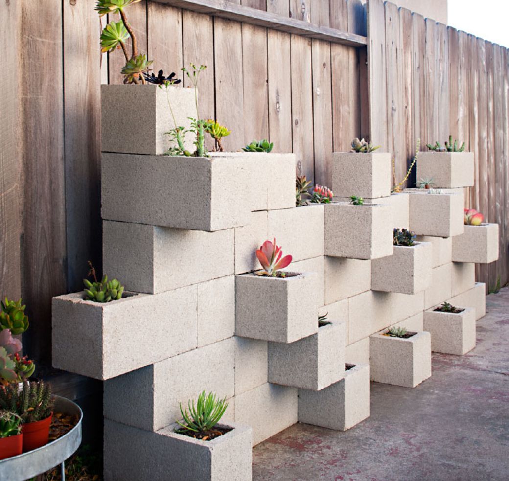 V roli květináčů - neobvyklé kompozice s betonovými kostkami - se stane skutečnou vlastností vašeho designu dvora