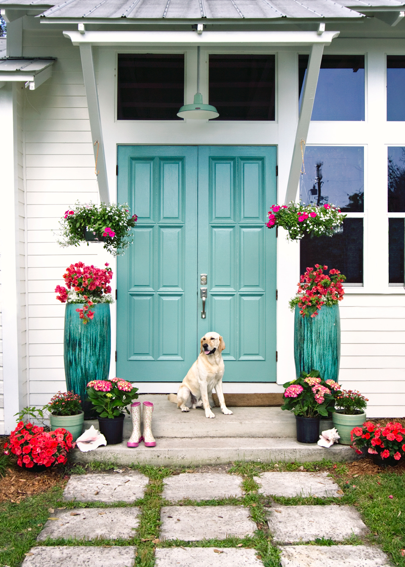 Vysoké květináče s květinami sladěnými s obecným barevným schématem pomohou vytvořit krásu kolem hlavního vchodu.
