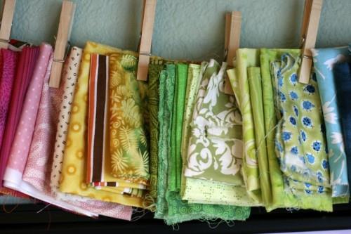 ordre ultime dans la salle d'artisanat en plastique laisse de couleur