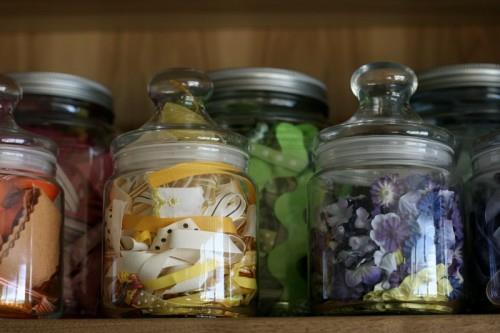 ordre ultime dans l'atelier rubans décorations verre