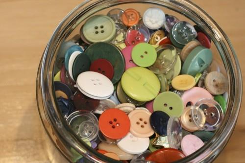 ordre ultime dans la tasse en verre colorée de boutons de salle de travail