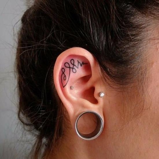 unalome tatuaż w uchu panie