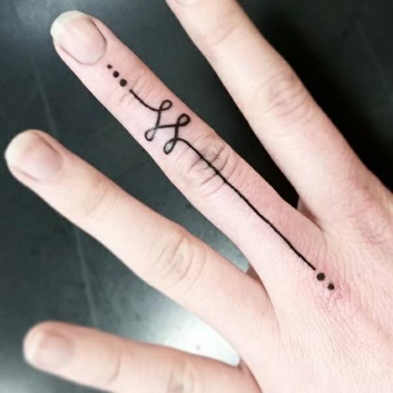 unalome tatuaż środkowy palec czarny praca