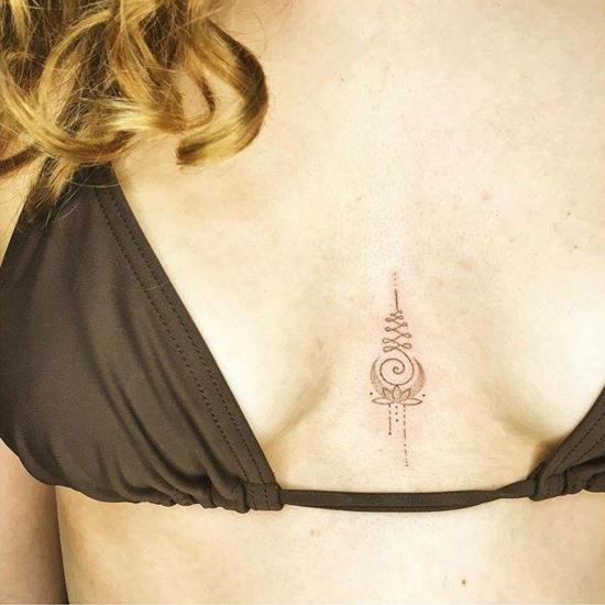 unalome tatuaż górnej części ciała kobiet