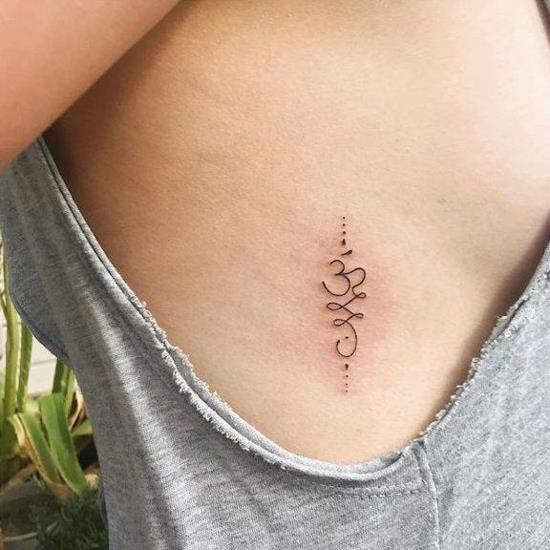 unalome tatuaż na górnej części ciała kobiety