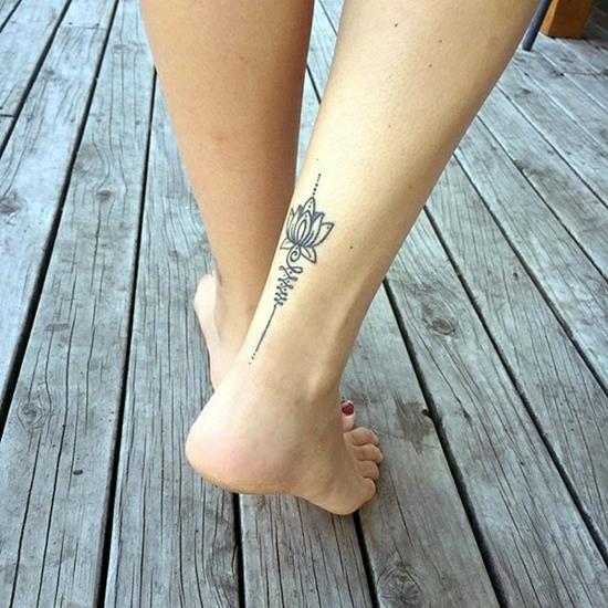 unalome tatuaż kobiety na dole nogi