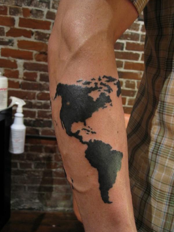 avant bras tatouage homme idées carte univers