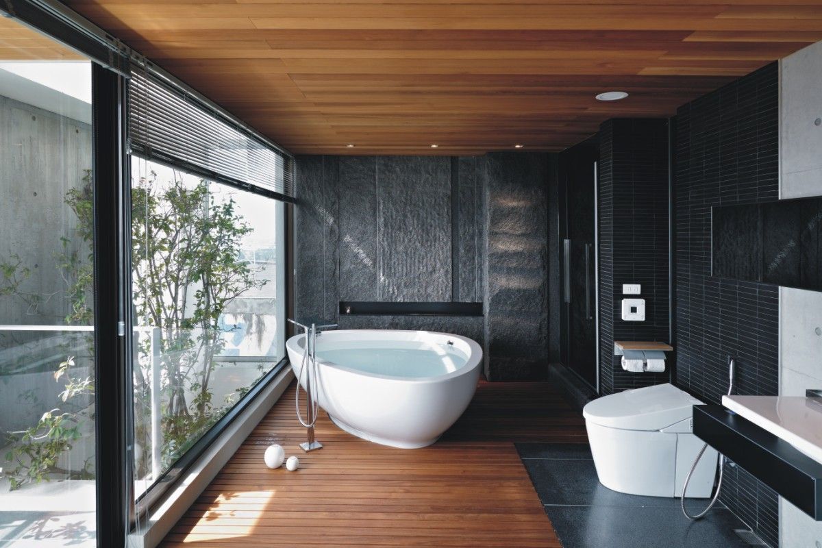 Dusch-WC in einem modernen Badezimmer