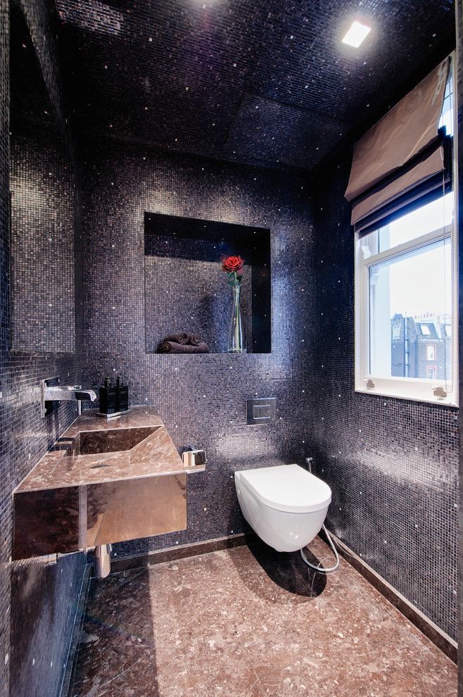 Weißes Dusch-WC vor einer schwarzen Wand