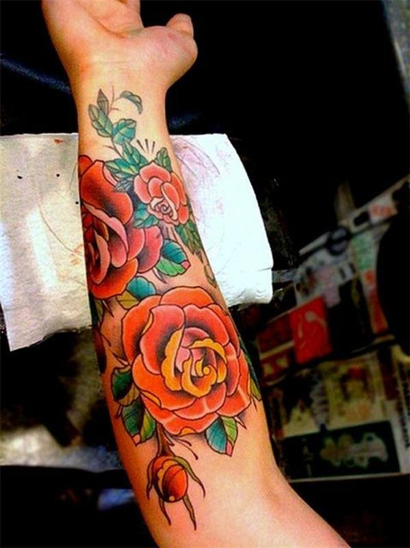 fleurs de motifs de tatouage d'avant-bras