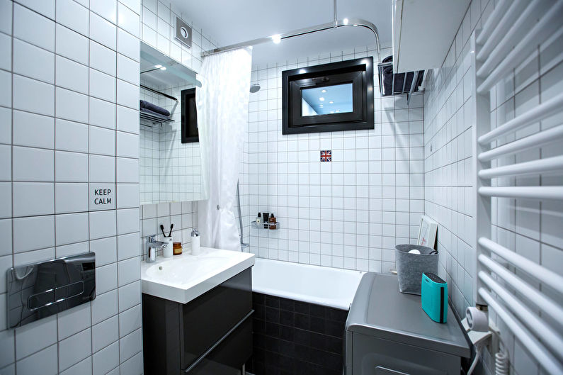 Innenarchitektur eines kleinen Badezimmers im modernen Stil