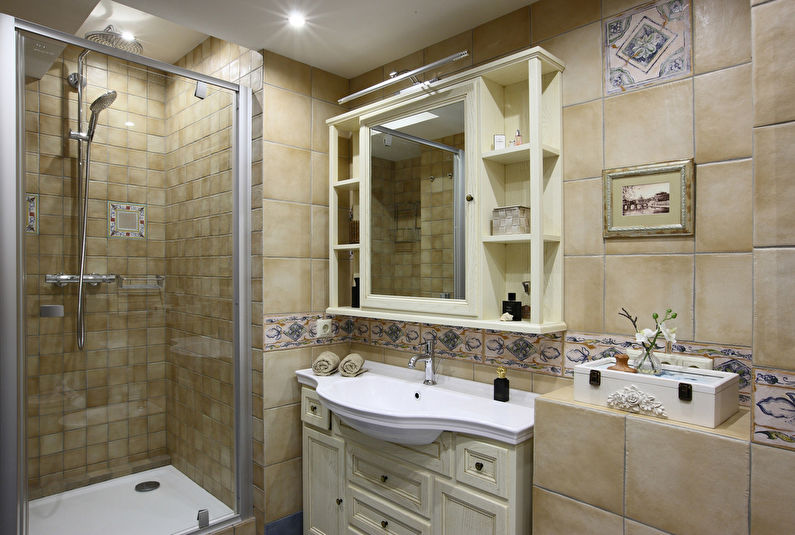 Интериорен дизайн на баня в класически стил - снимка