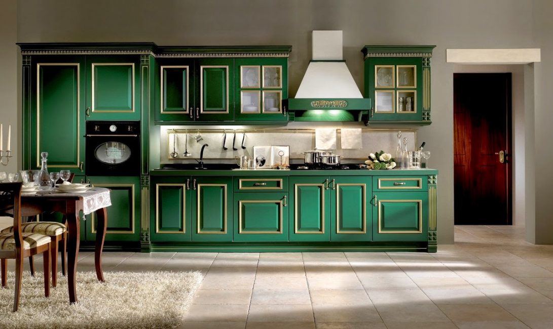 اللون الأخضر الداكن في داخل المطبخ