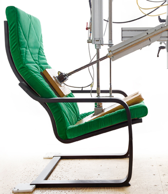 Testpresse im IKEA Einrichtungshaus bestätigt Robustheit des Stuhls