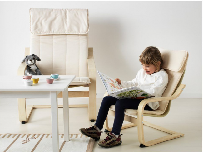 Für Kindermöbel eignet sich am besten ein weicher Mikrofaser- oder Baumwollbezug.
