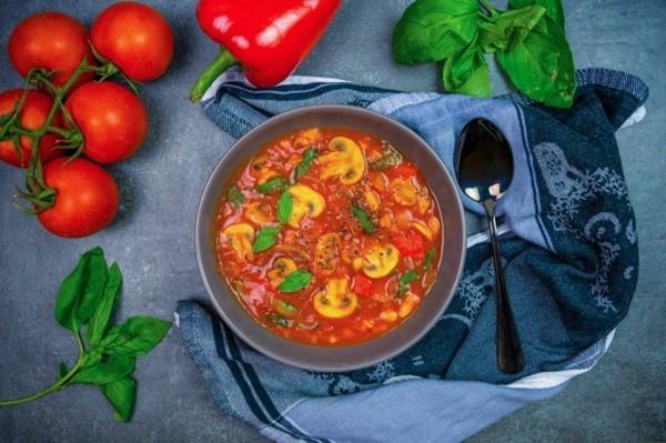 soupe de pizza végétalienne aux champignons et basilic