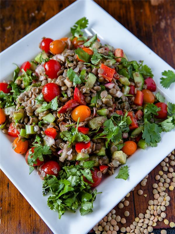 salade de lentilles fraîches de nourriture végétalienne