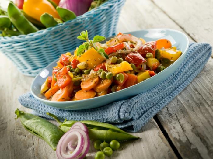 végétalien nourriture légumes cuits à la vapeur épices herbes