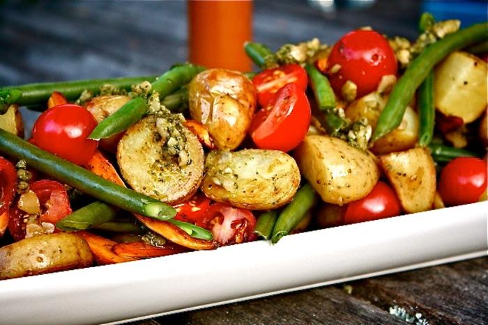 Cuisine végétarienne légumes cuits à la vapeur tomante haricots verts pomme de terre