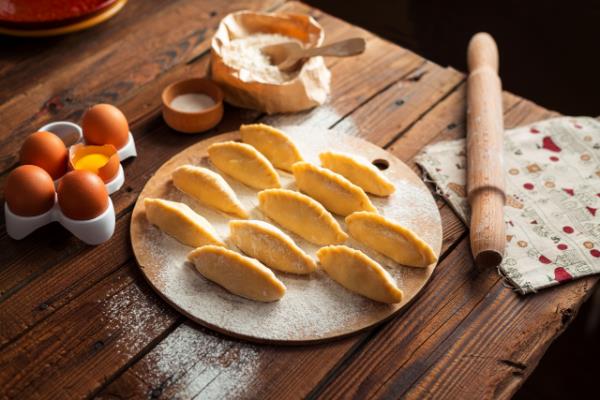 différentes idées de nourriture - nettoyer la table en bois