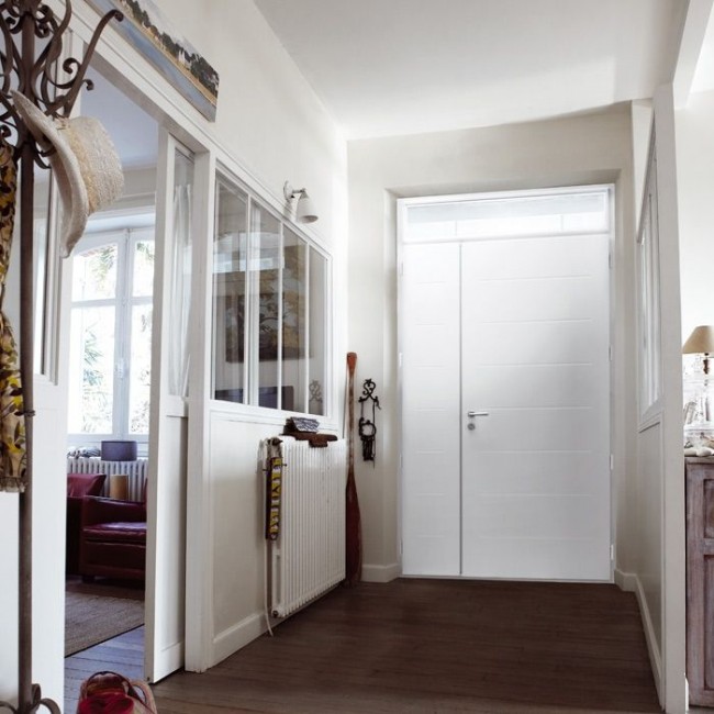 Уютен апартамент с бяла метална врата