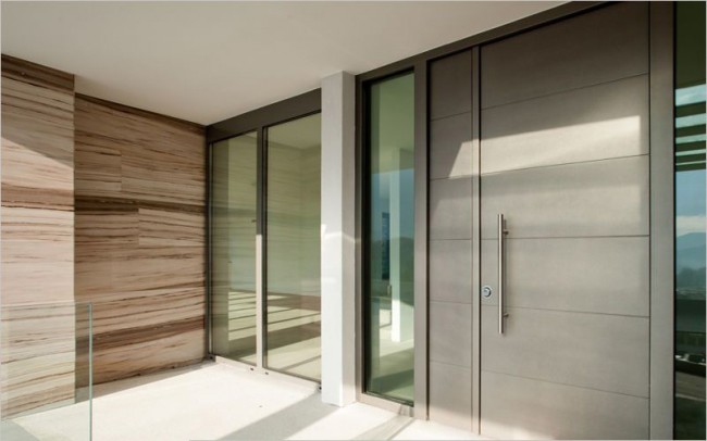 Атрактивността на входната врата зависи от нейния външен вид, пълнеж и дебелина на стоманата