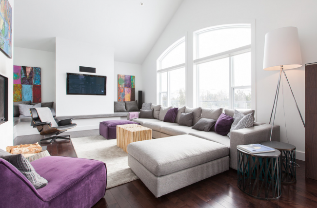Modernes Wohnzimmerdesign mit abstrakten Gemälden