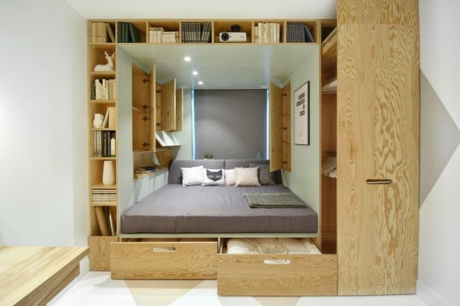 يعتبر محول الأثاث الذي يجمع بين السرير والعديد من الأدراج مثاليًا لشقة صغيرة