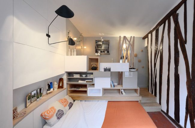 السرير القابل للسحب الذي يختبئ في المنصة سيوفر مساحة خالية في شقة صغيرة