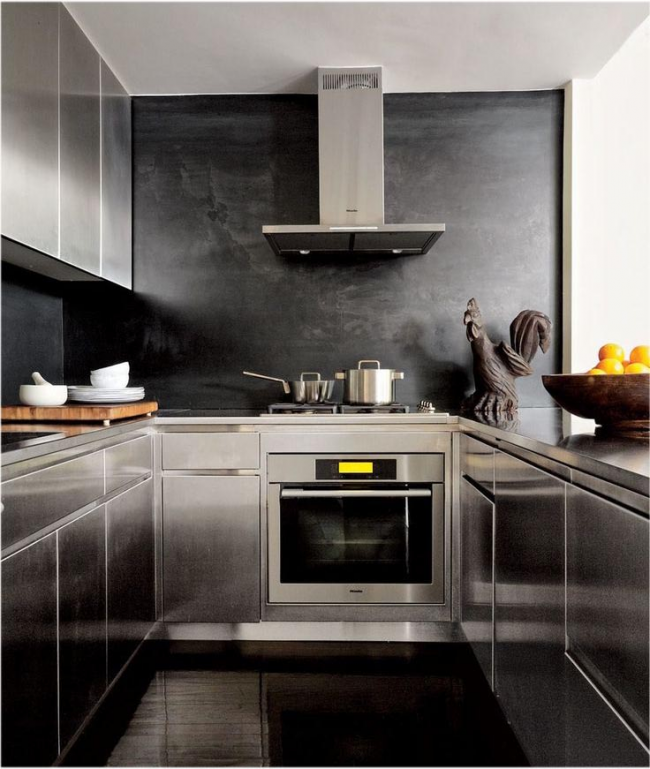 Černá skleněná tapeta v kovové kuchyni