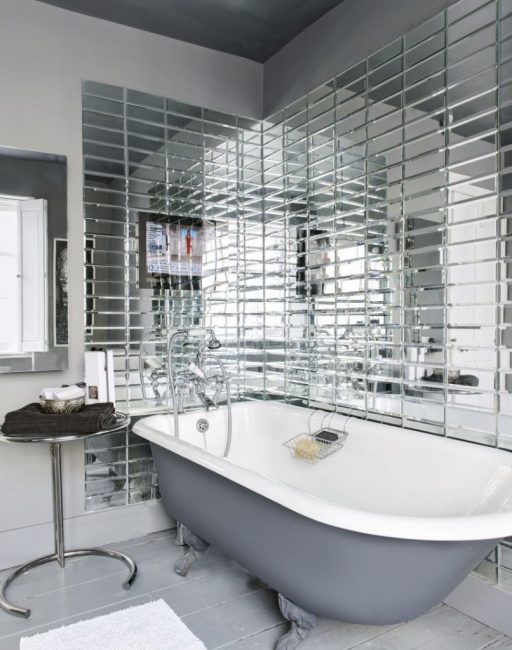 Огледална повърхност в банята