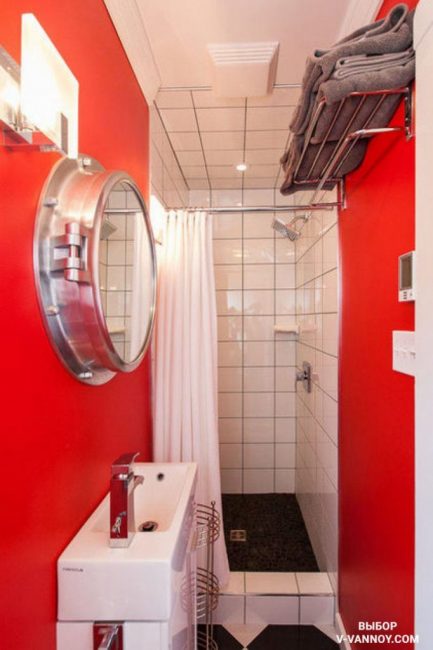Две червени стени в банята