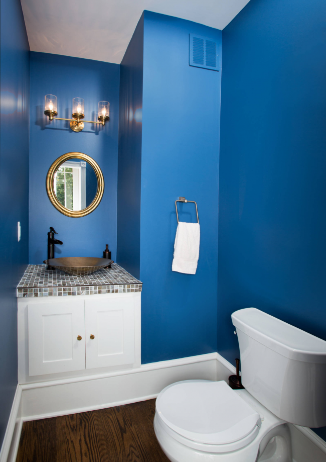 Сините стени ще ви помогнат да подчертаете морския стил на интериора.